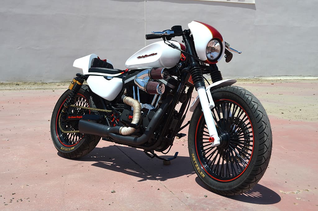 Gran cantidad ponerse nervioso seguridad FOR BRAVE PEOPLE", una Harley Davidson Sportster Cafe Racer
