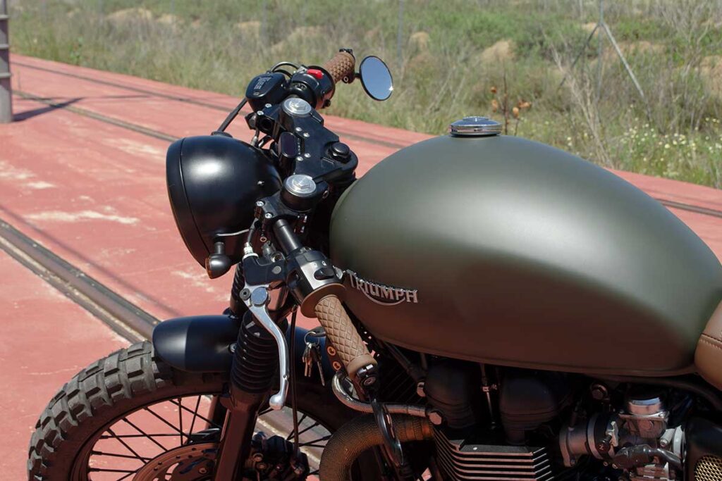 Detail of the tank of the Triumph Bonneville T100 "Army" customized by LDK